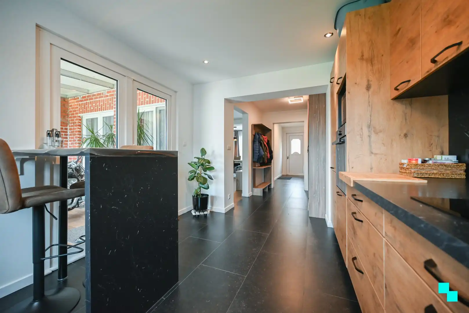 Instapklare, gerenoveerde woning met achteruitgang te Izegem foto 12