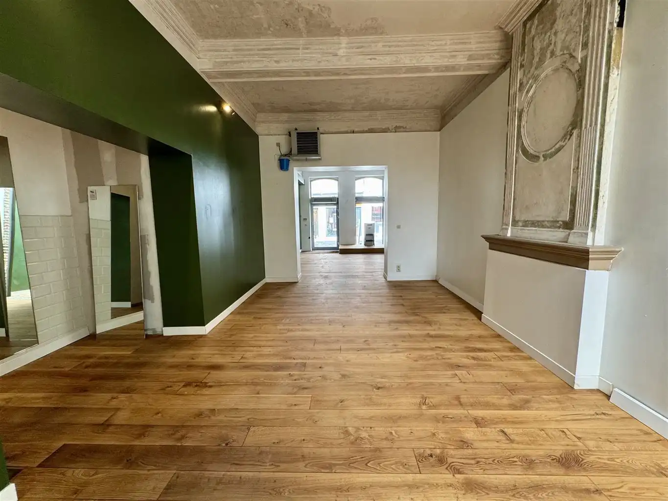 Karaktervolle handelsruimte met diverse mogelijkheden in hartje Maaseik  foto 8