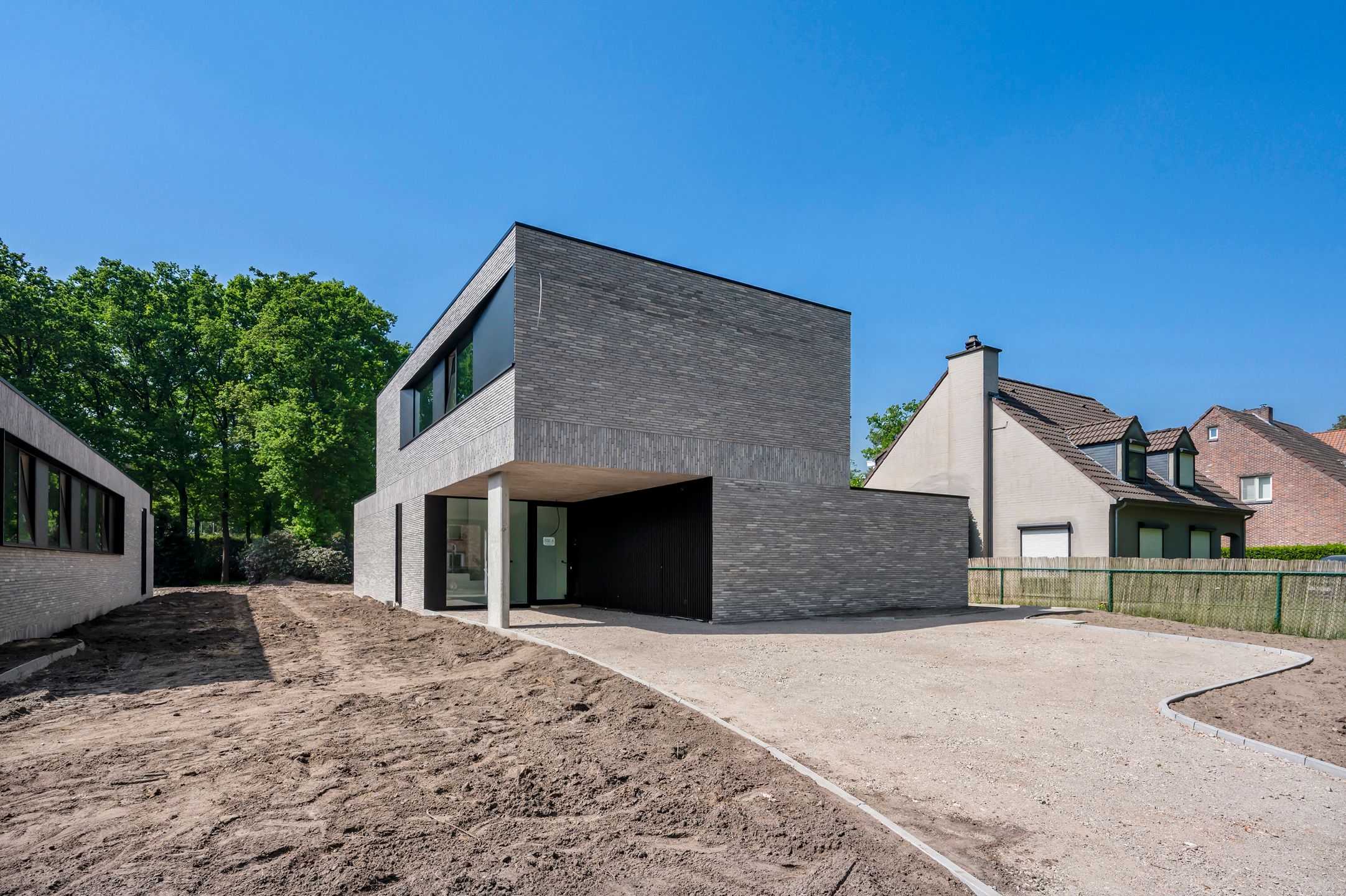Moderne nieuwbouwwoning op een perceel van ca. 825 m²!  foto {{pictureIndex}}