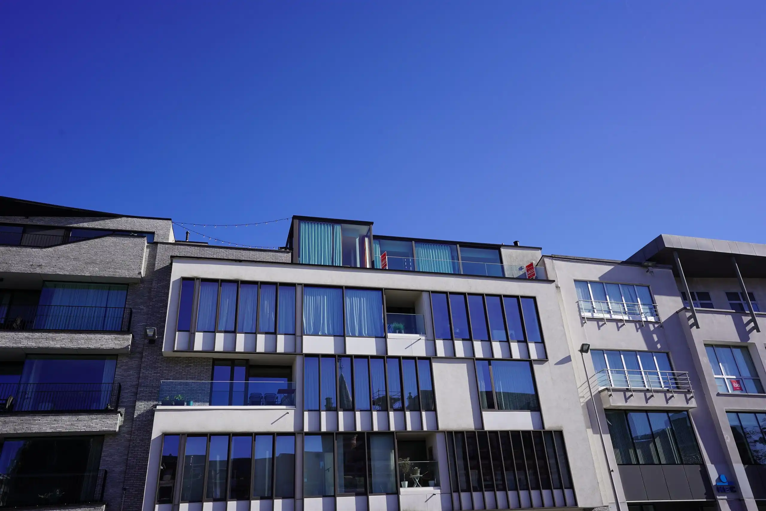 Dak appartement met skylinezicht en groot zonnig terras!  foto 2