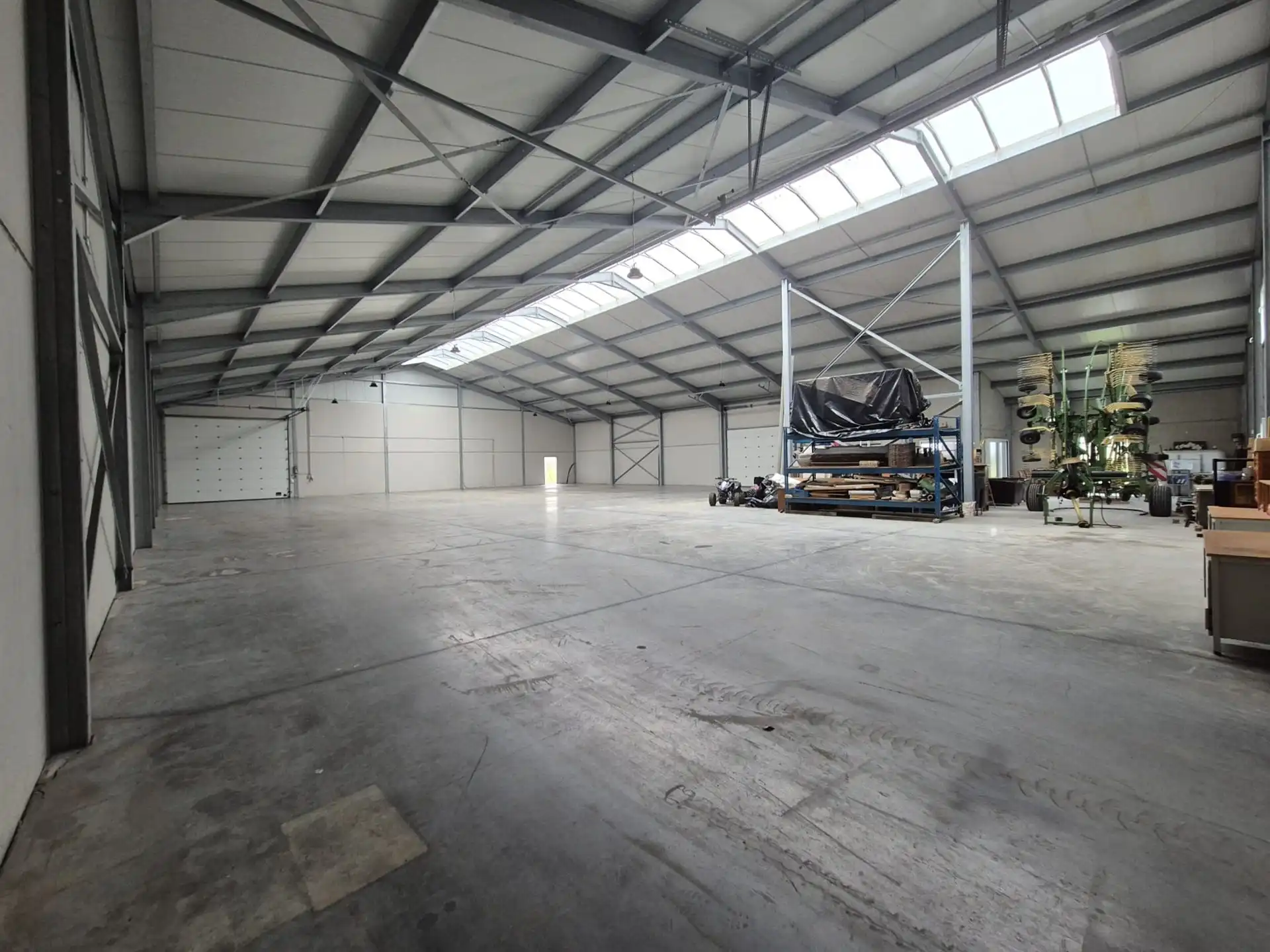 Loods van ± 1.000 m² met ruime buitenopslag. foto 6