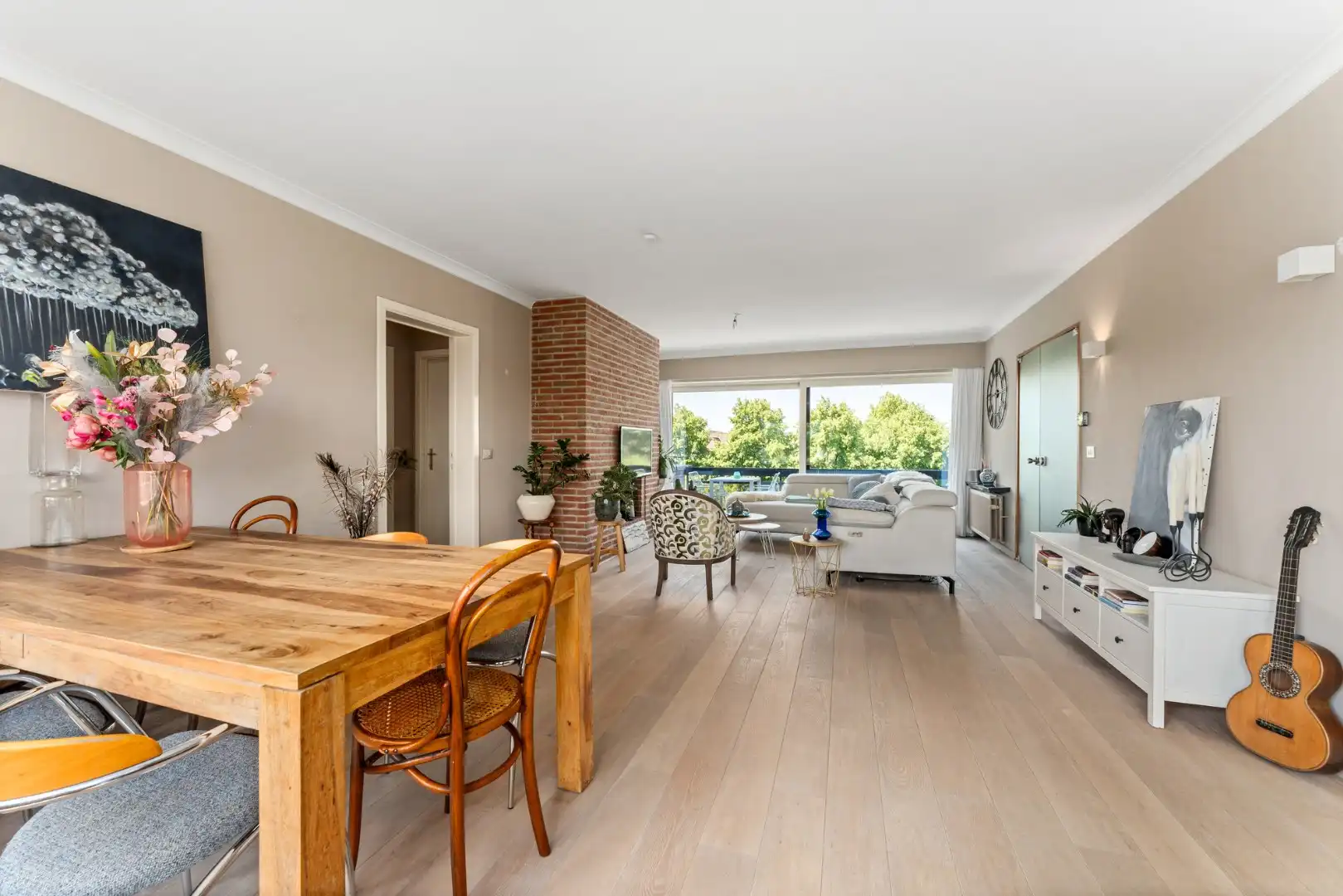 Lichtrijk en instapklaar appartement met garage te Kristus-Koning foto {{pictureIndex}}