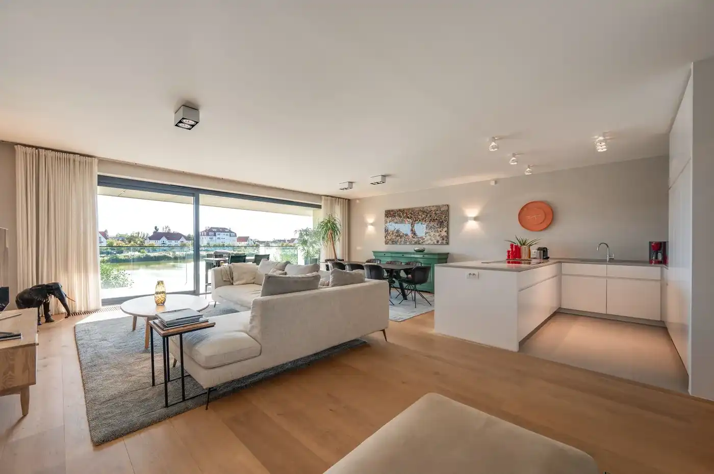 Uitzonderlijk ruim en breed appartement met zuidgericht terras en uniek zicht over het Zegemeer - dubbele garage foto 3