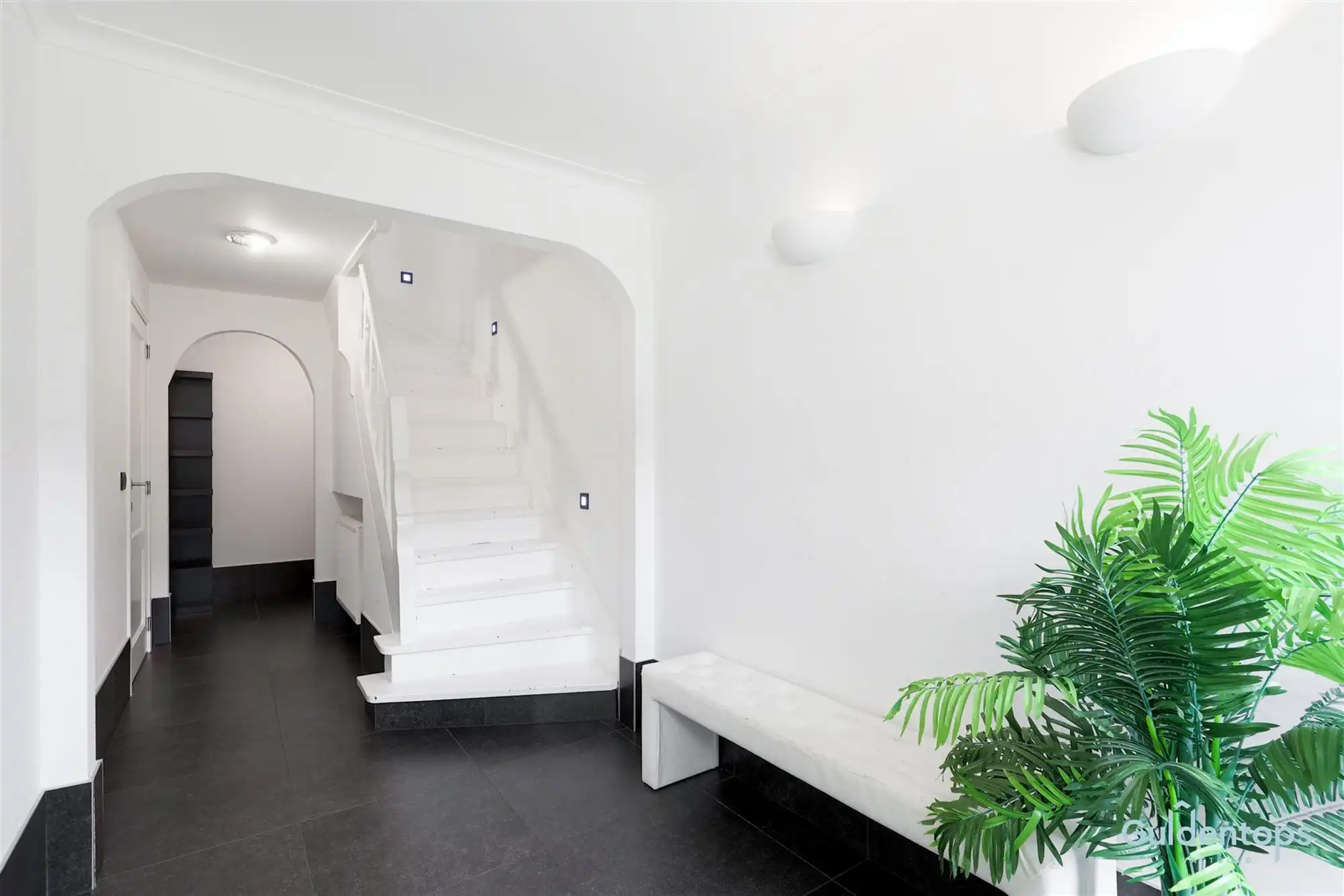 Knappe ruime woning op absolute toplocatie foto 2