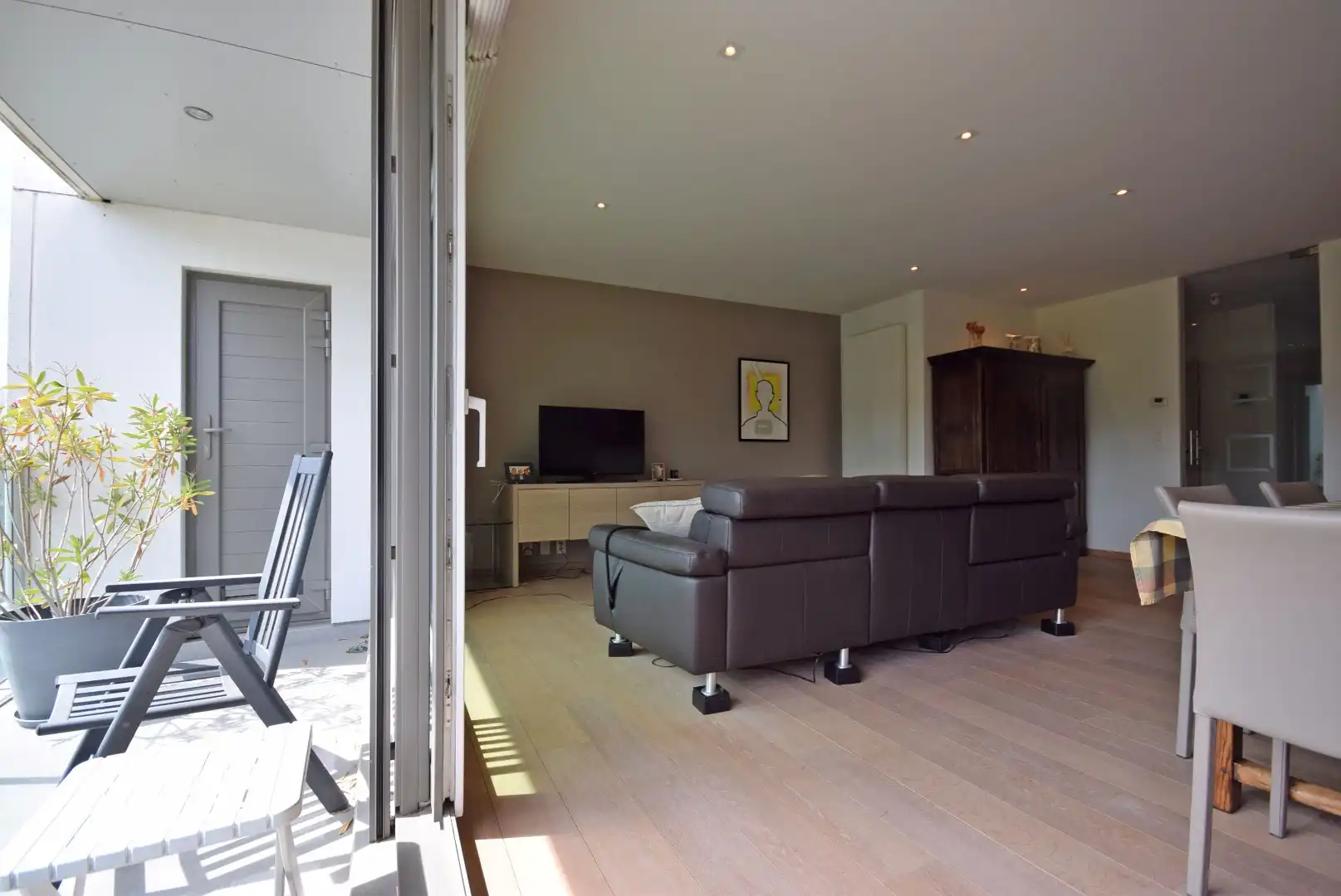 EXCLUSIEF APPARTEMENT IN GROENE EN RUSTIGE OMGEVING NABIJ HET STERREBOS foto 3