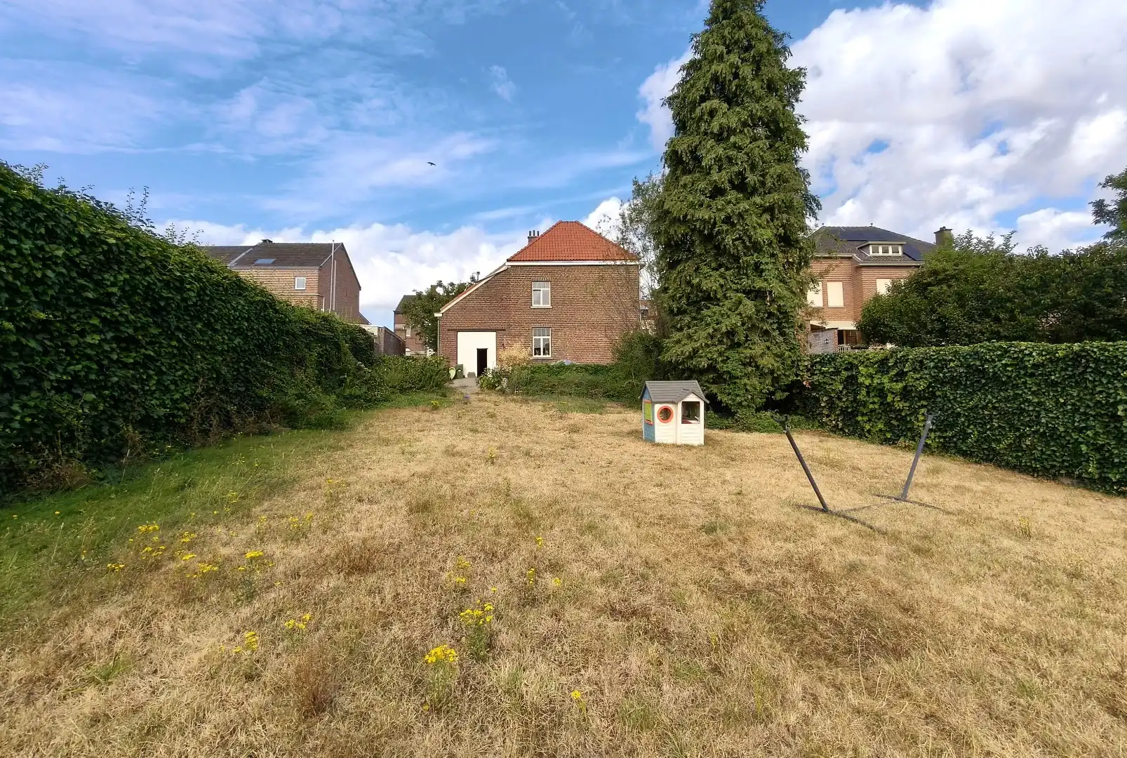 RUIME WONING MET GROTE TUIN EN GARAGE foto 9