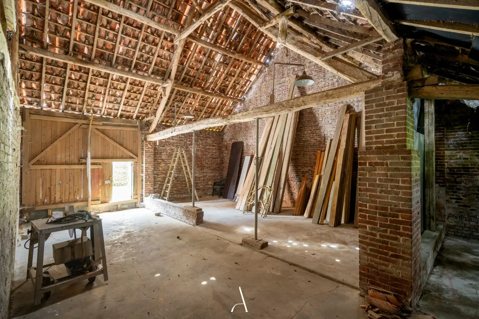 Karaktervolle hoeve-eigendom met drie afzonderlijke gebouwen op ca. 2.323 m² in landelijke omgeving van Kinrooi foto 6