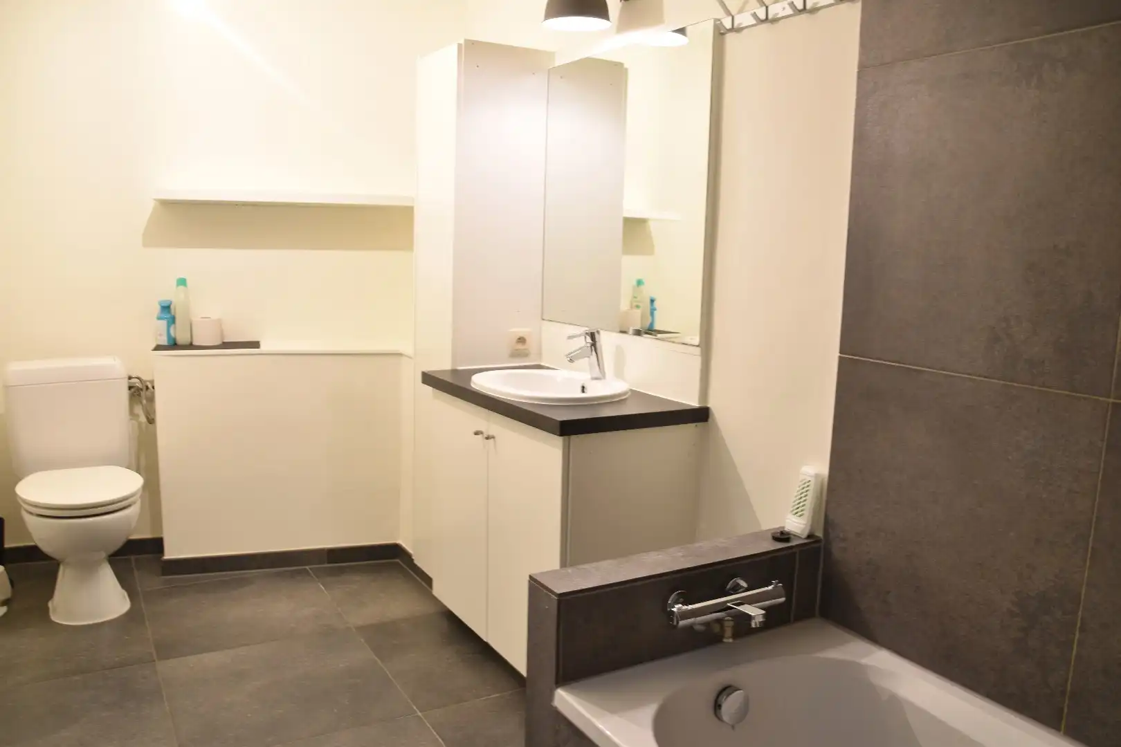 Vernieuwde rijwoning met 3 slaapkamers en een mooi stukje tuin te koop in Bellegem foto 8