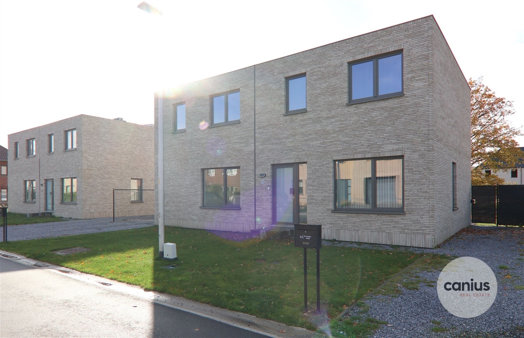 HEDENDAAGSE & ENERGIEZUINIGE HOB MET 3 SLKS & TUIN foto {{pictureIndex}}