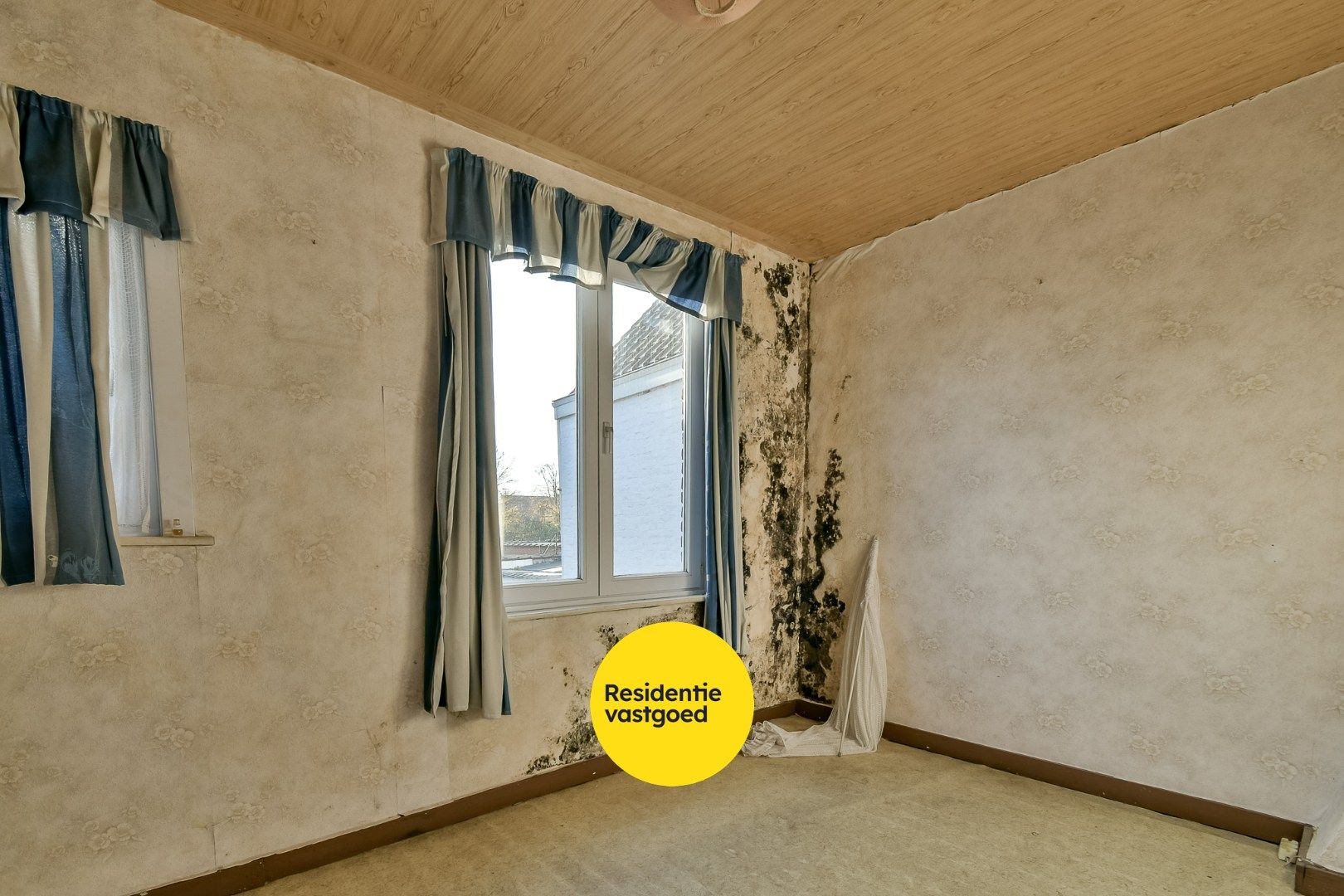 Te renoveren woning in hartje Torhout! foto 11