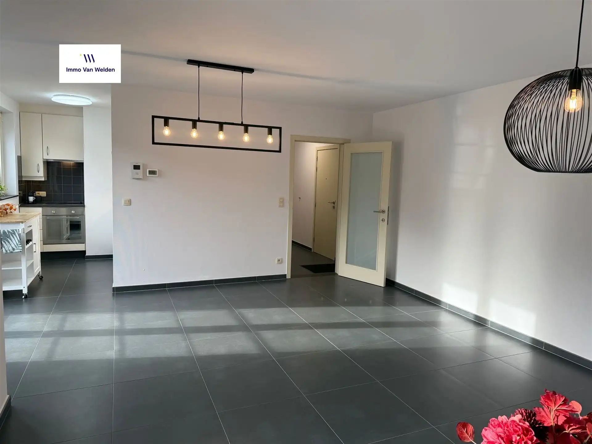 Stijlvol appartement met 2 slaapkamers, terras en garage foto 6