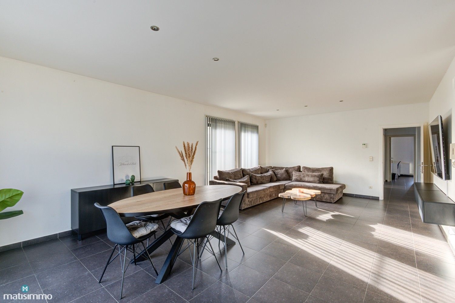 RUIM INSTAPKLAAR APPARTEMENT MET 3 SLAAPKAMERS, TERRAS EN AUTOSTAANPLAATS TE BEVERST foto 4