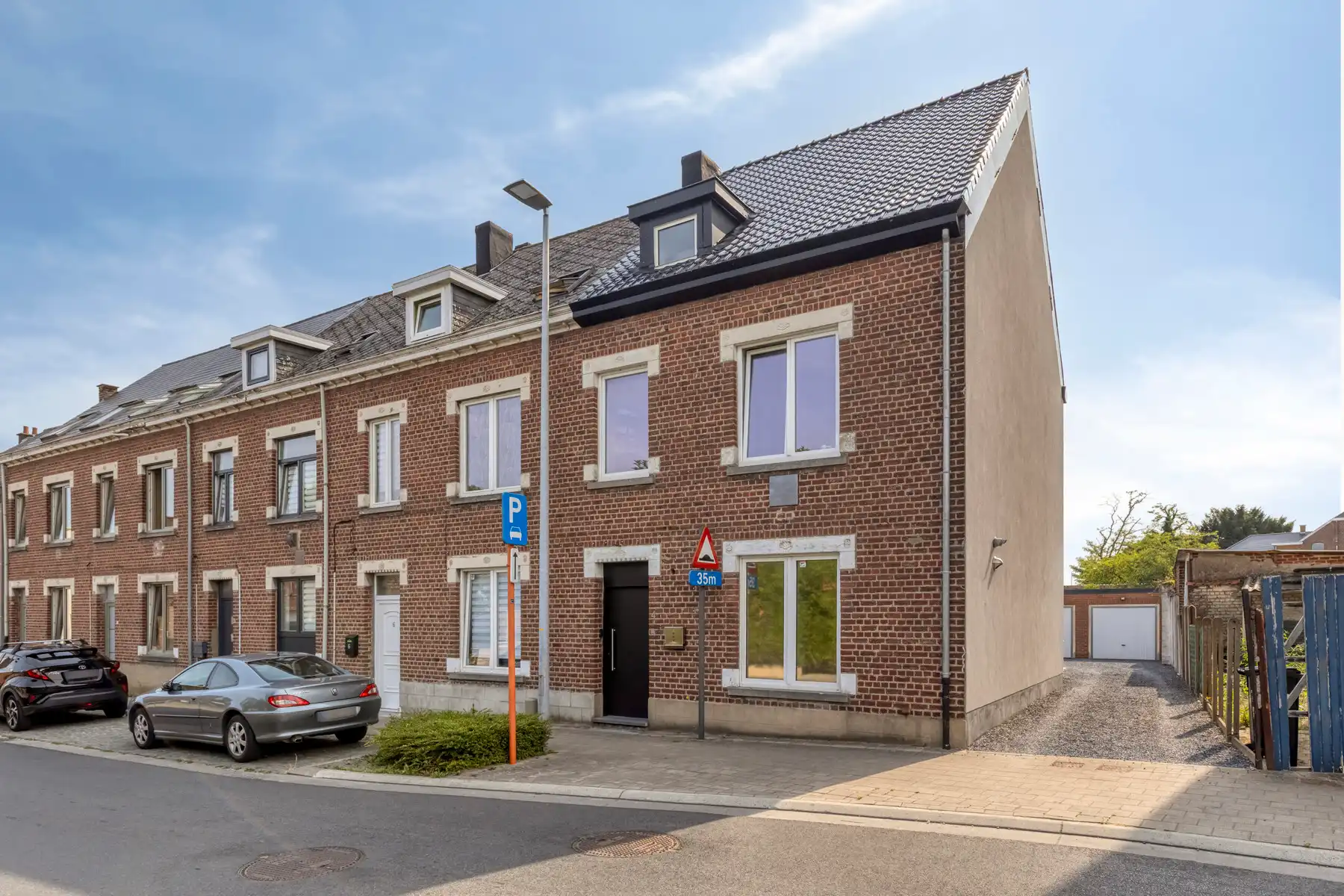 Instapklare HOB met 3 slaapkamers, tuin en 2 garages foto {{pictureIndex}}