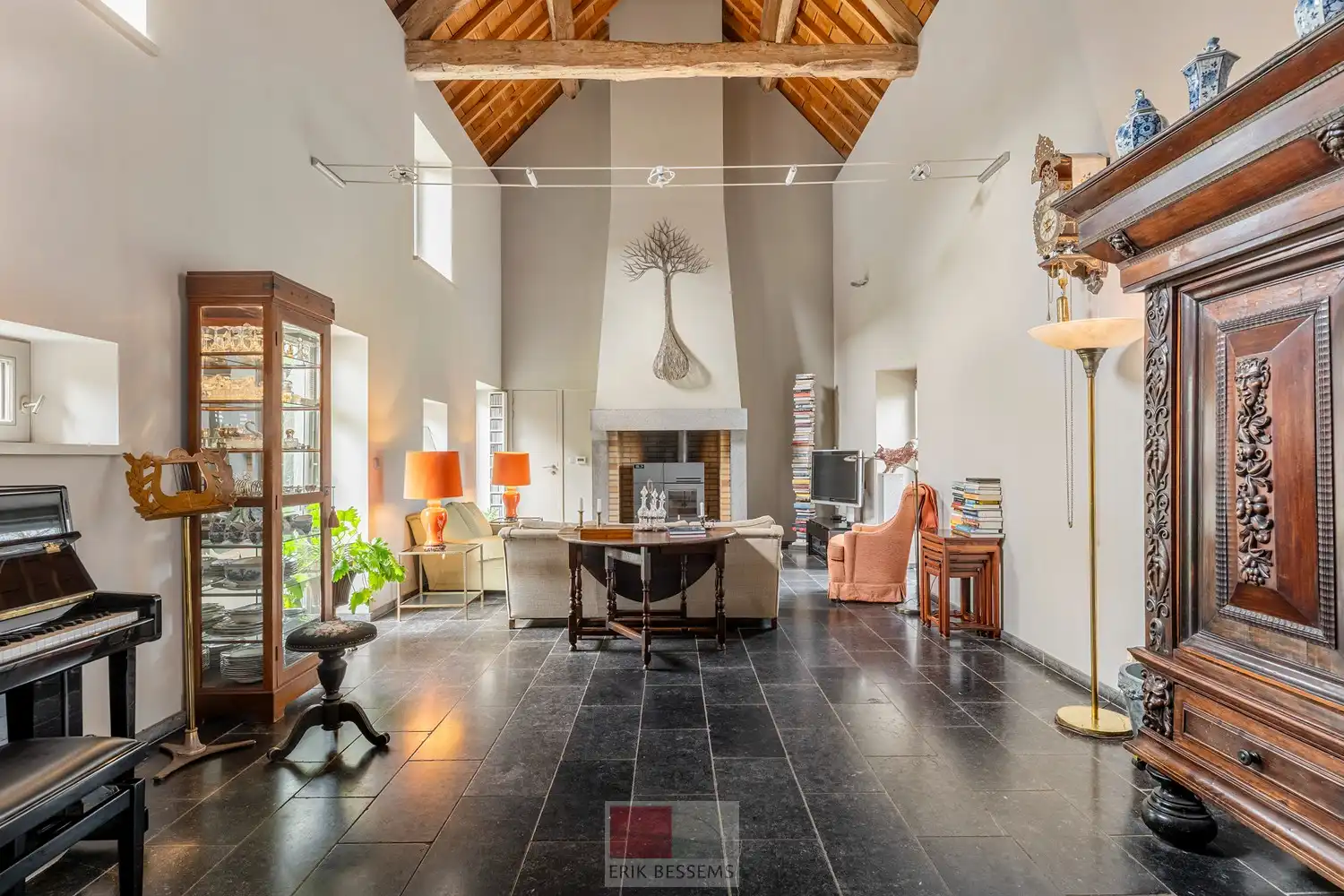 Een zeer karaktervol woonerf van maar liefst 3996 m² met bijzondere uitstraling, bestaande uit een prachtige hoofdwoning (voormalige schuur en stallen) en een charmant vakwerkhuis. foto 14