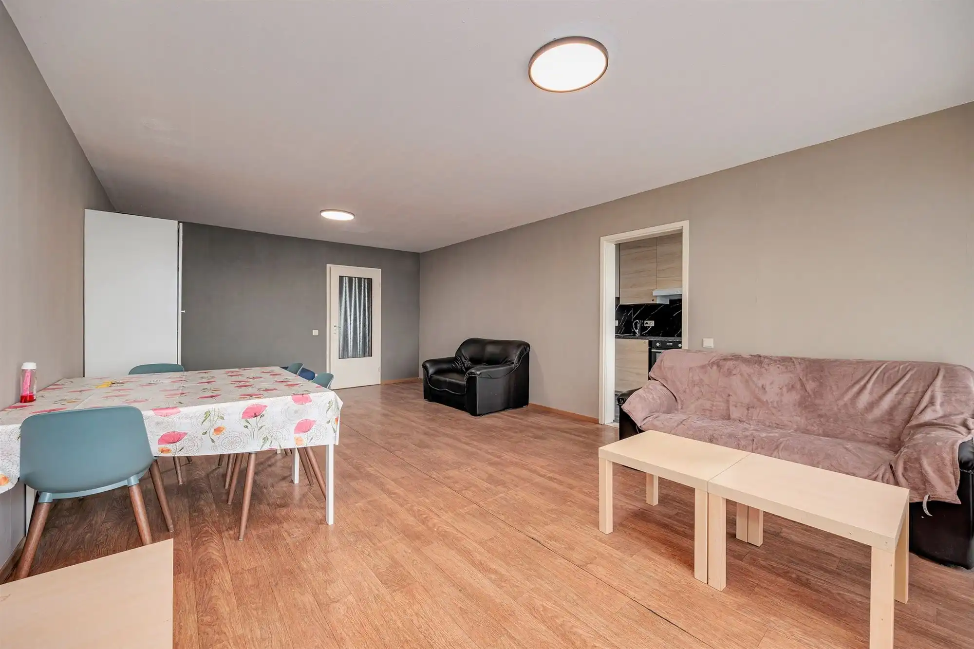 Op te frissen 2-slaapkamer appartement met terras foto 3