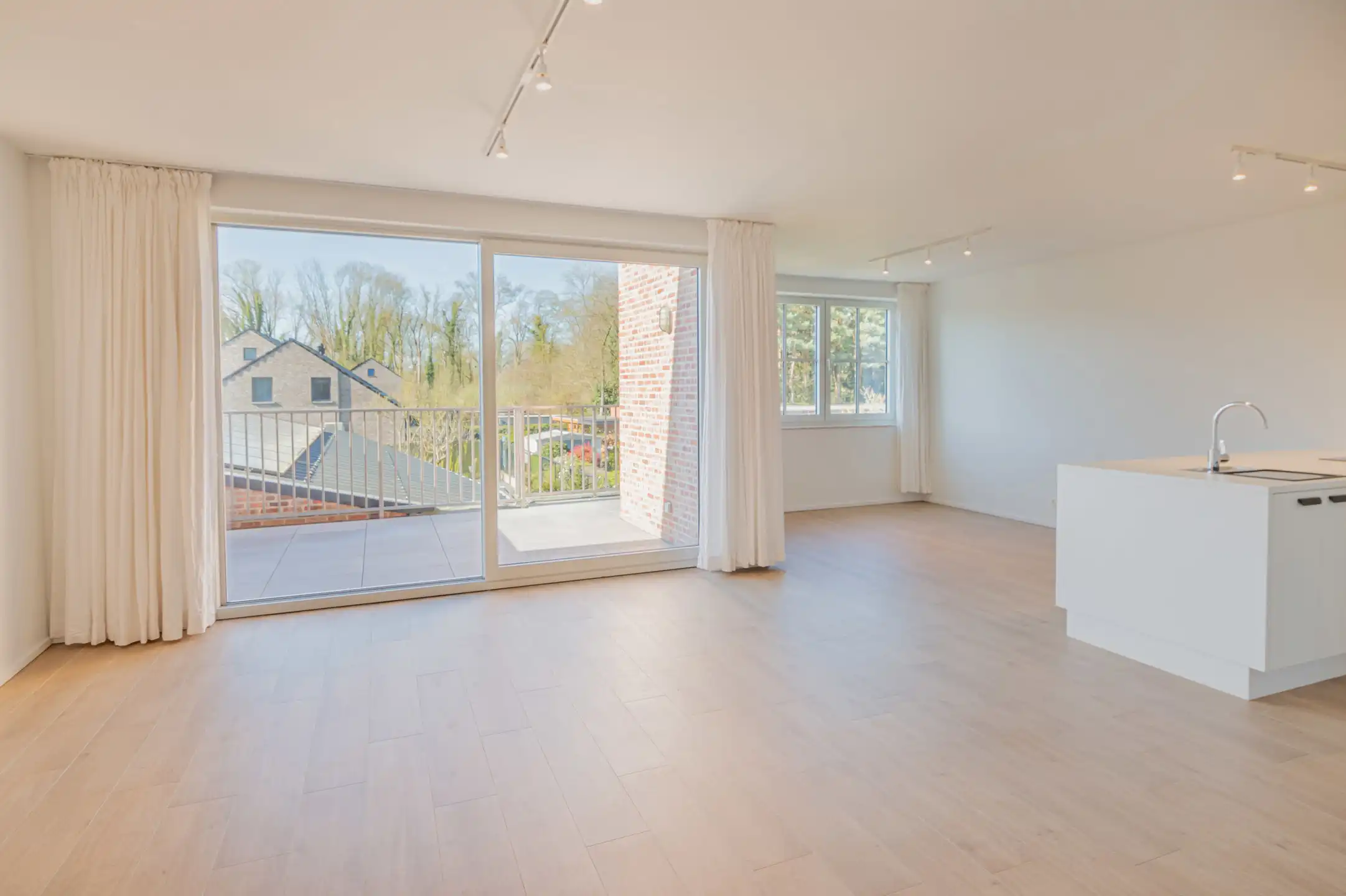 Modern en ruim 1 slpk app met zonnig terras en staanplaats! foto {{pictureIndex}}