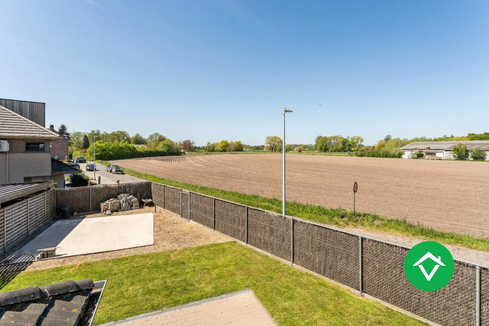 Recente woning (2011) met 3 slaapkamers, inpandige garage en vergezichten te Koekelare foto 14