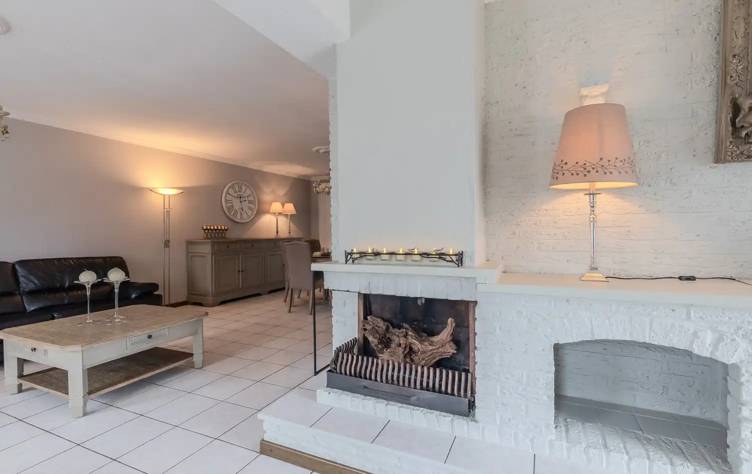 Instapklare woning met drie slaapkamers, ruime tuin en twee garageboxen in hartje Rekem! foto 15