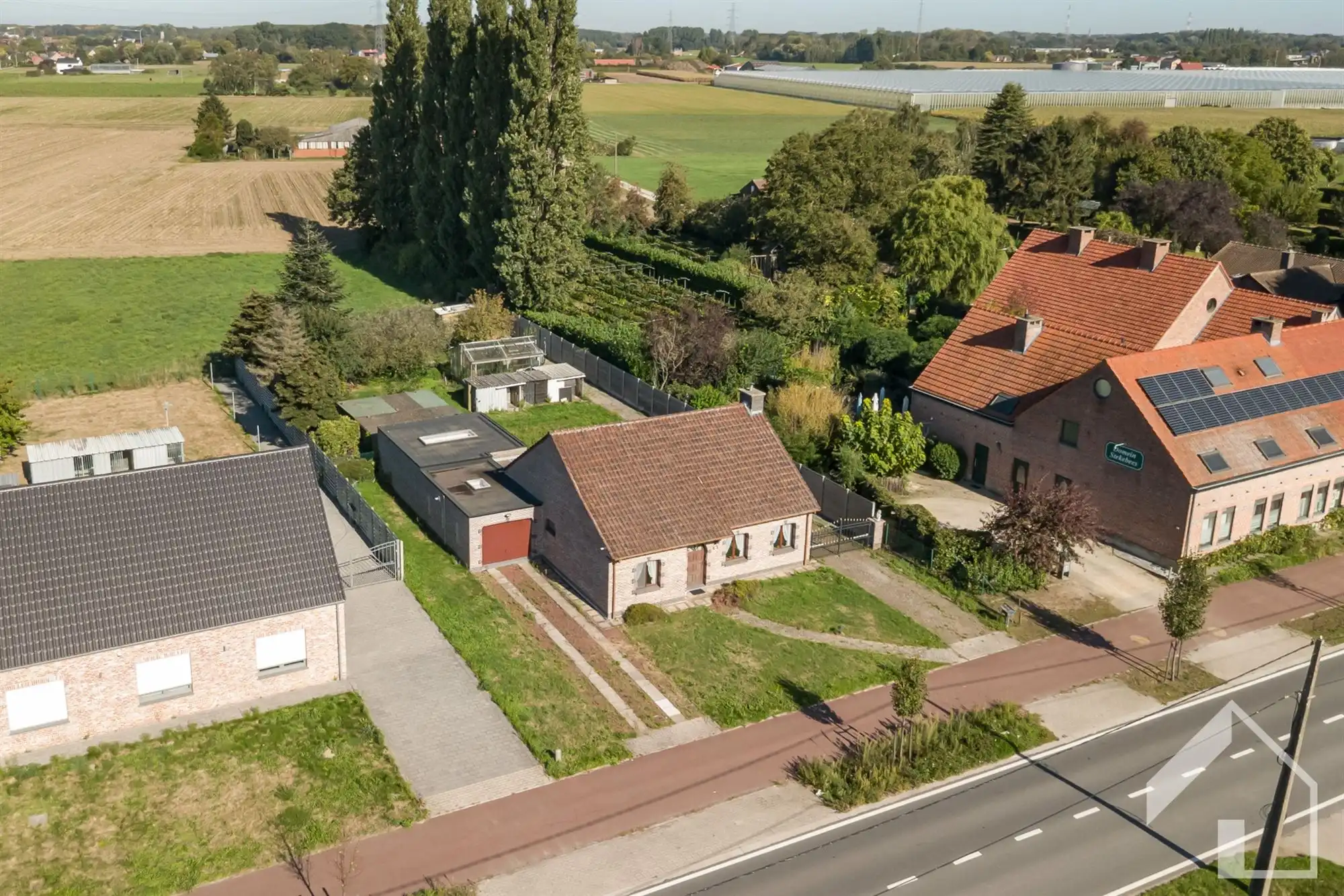 Te renoveren landhuis + achterliggend weiland foto 19
