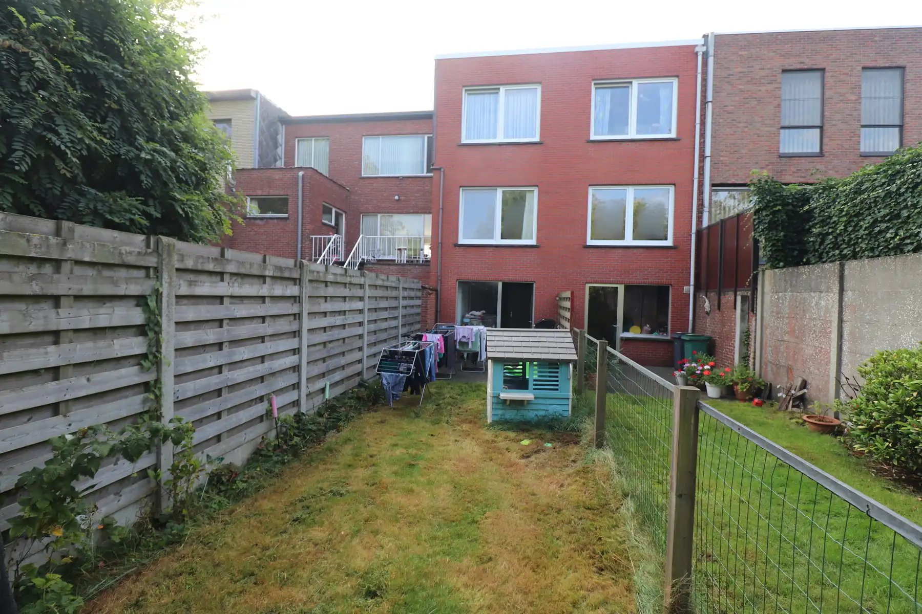 Appartement op de tweede verdieping met 2 slaapkamers met op het gelijkvloers garage met berging en tuin. foto 14