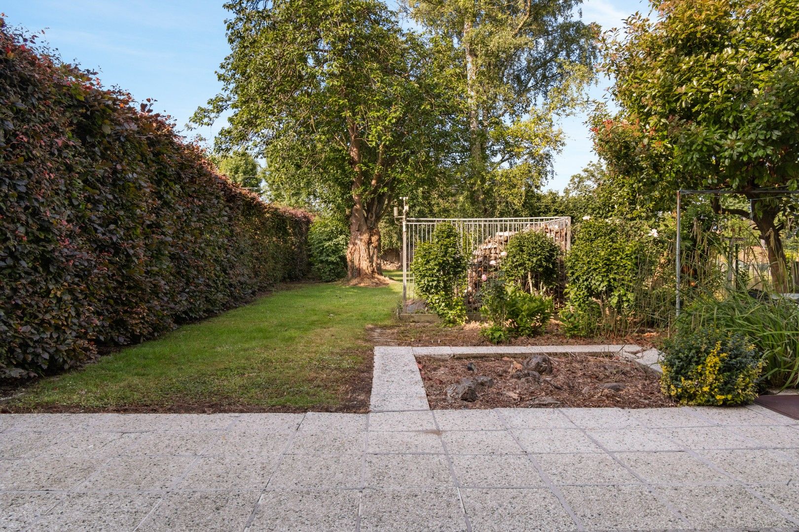 Karaktervolle voormalige dokterswoning met praktijkruimte, lift, dubbele garage, 5 SLPK. en grote tuin foto 5