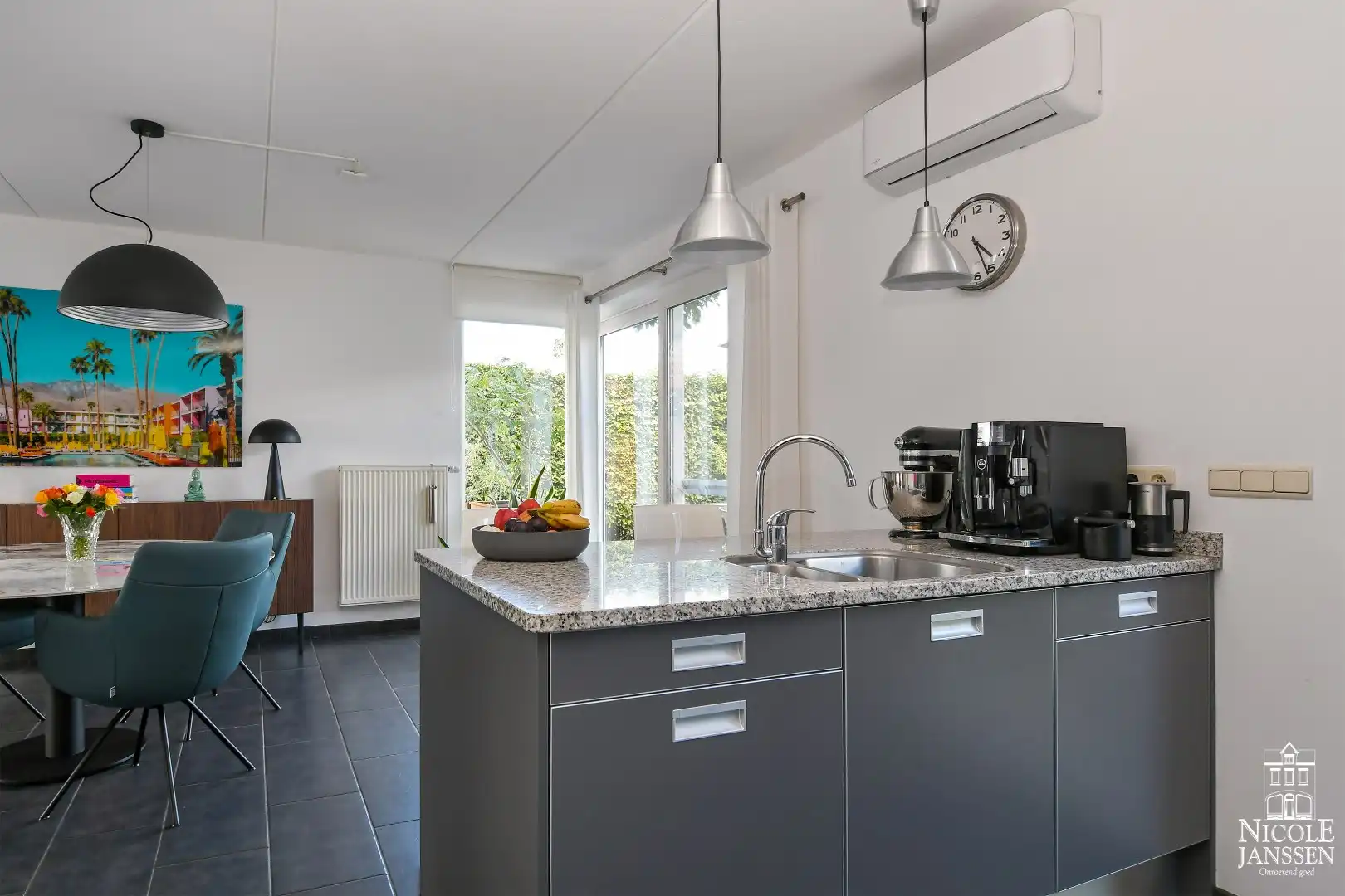 Instapklaar en ruim ingedeeld woonhuis met tuin foto 12