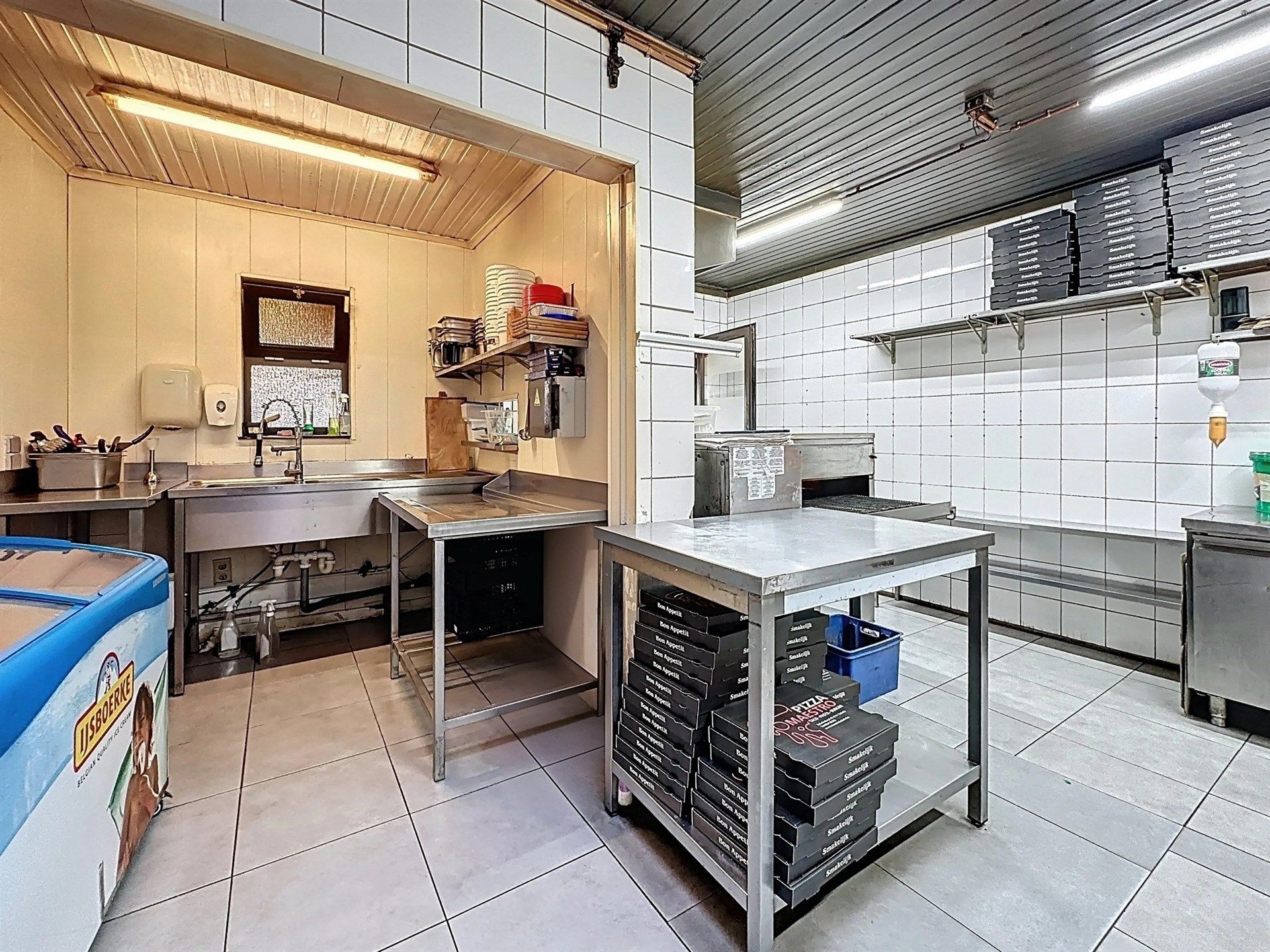 Commerciële ruimte/handelspand gelegen in hartje Belsele. foto 4