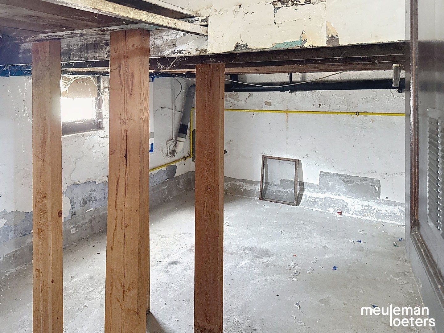 Te renoveren halfopen woning met garage foto 17