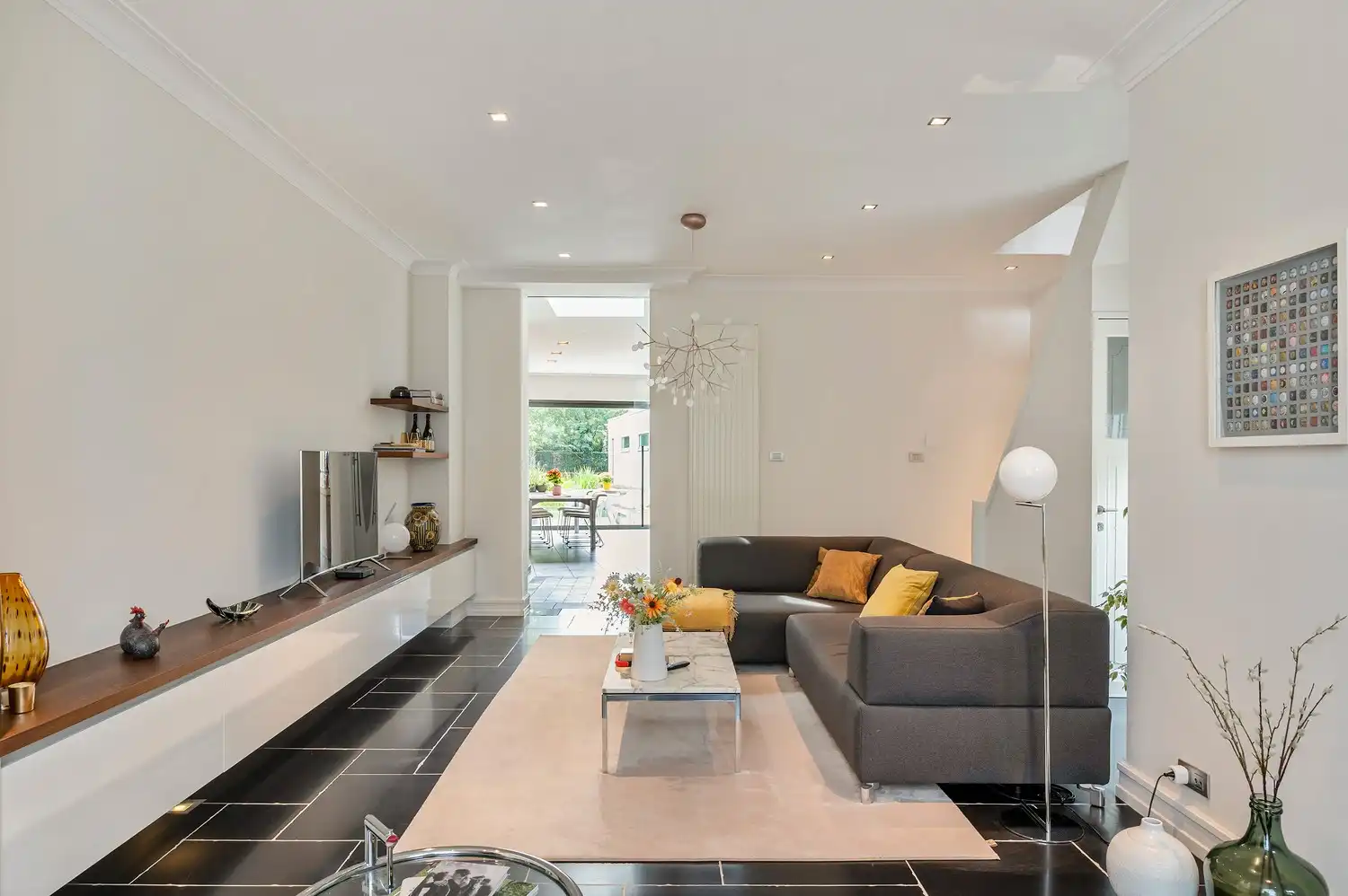 Halfopen woning op toplocatie met zwemvijver en garage. foto 7