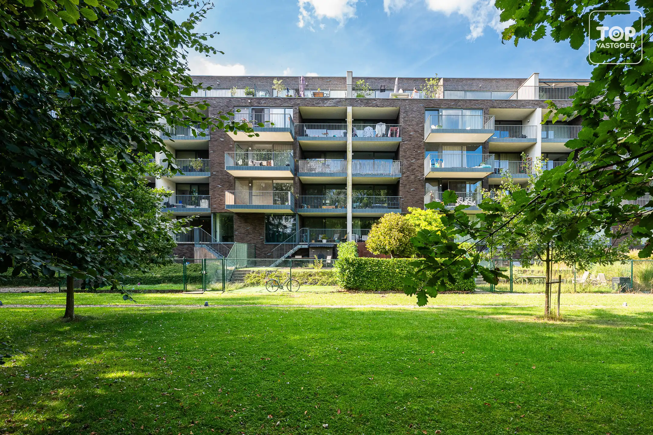 lichtrijk appartement met 1 slaapkamer en groene tuin foto {{pictureIndex}}