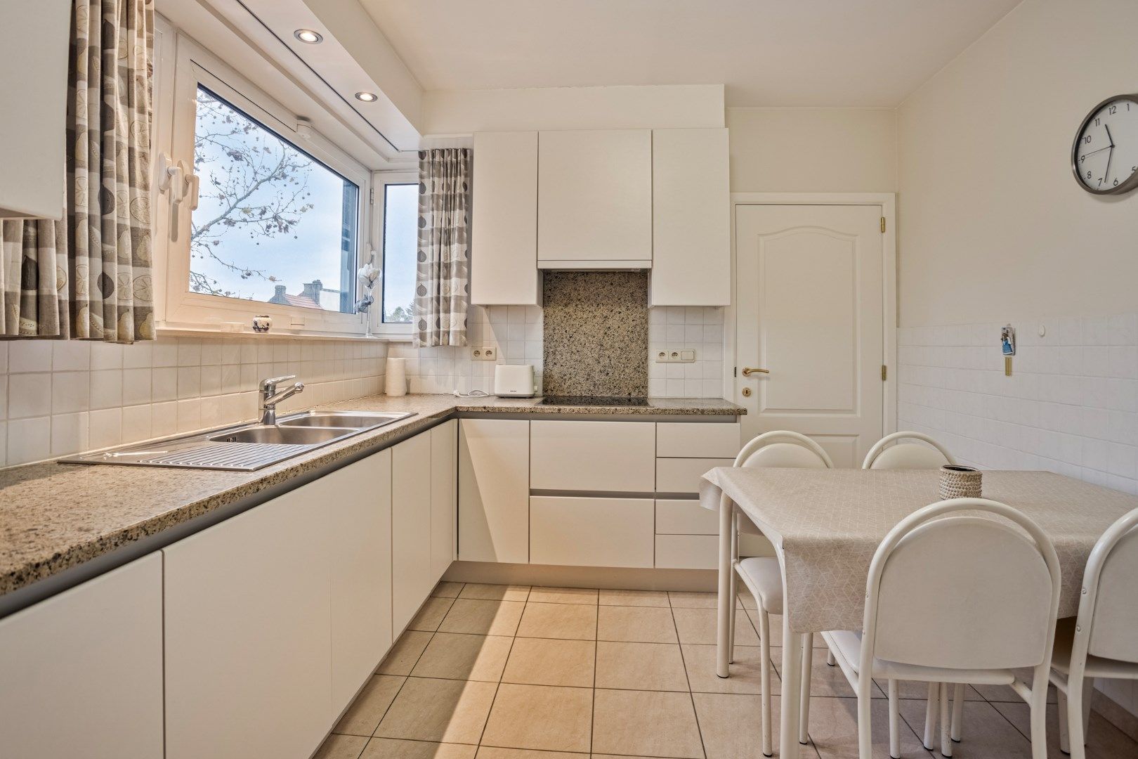Ruim appartement van 117m² met 3 slaapkamers gelegen op centrale locatie te Brasschaat! foto 8