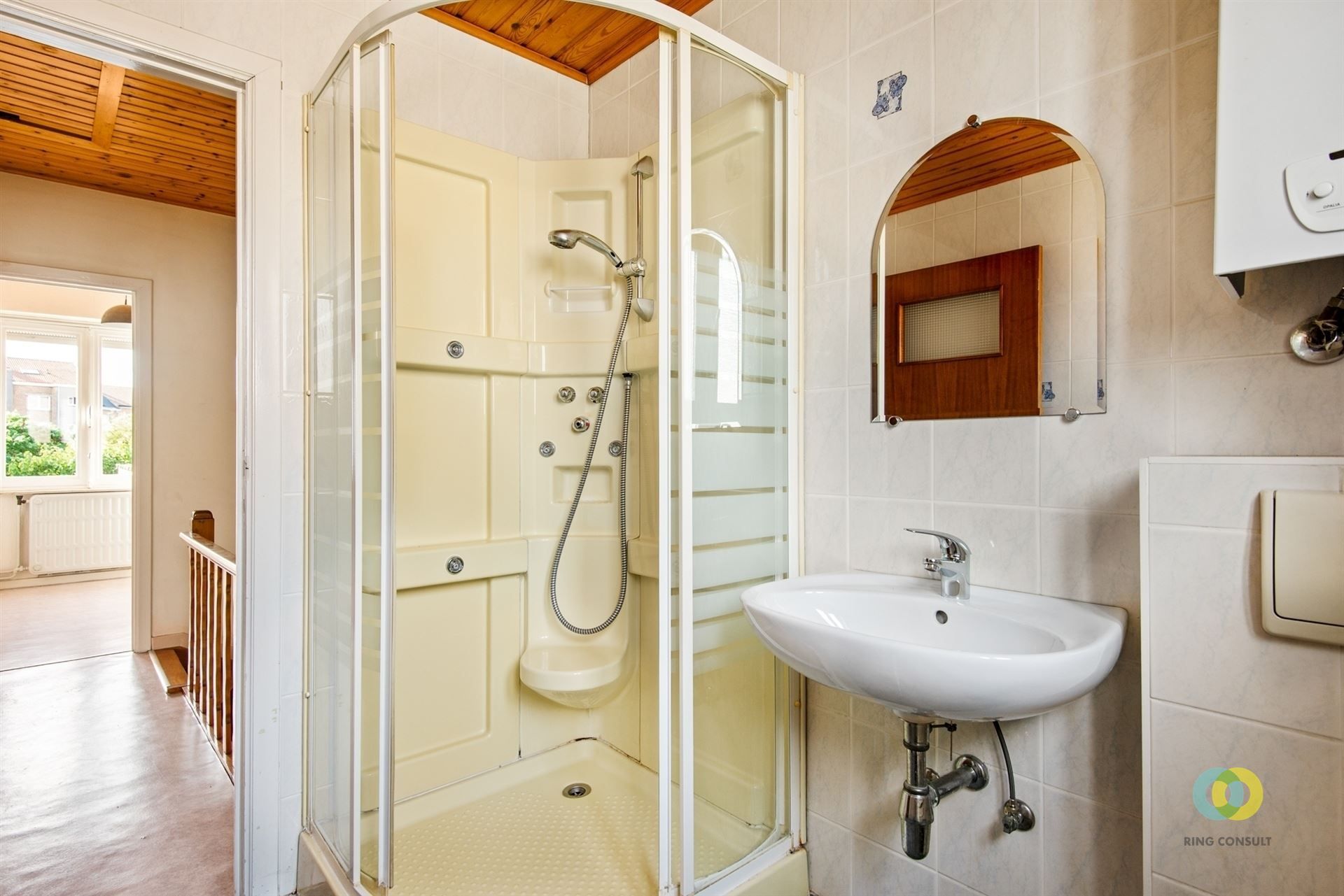 Op te frissen woning met tuin en potentieel foto 12
