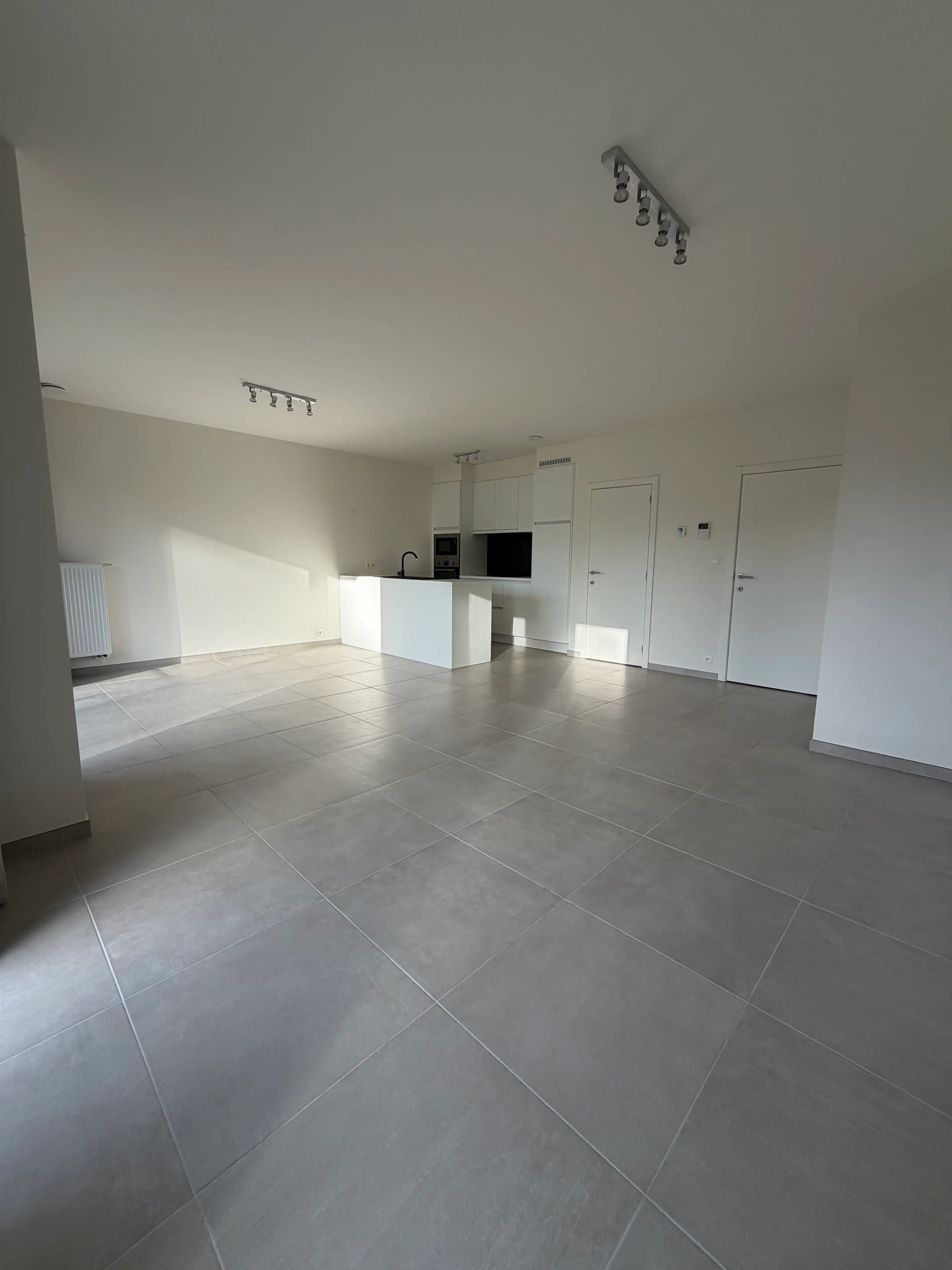 Ruim en lichtrijk 2-slaapkamerappartement met terras, extra brede staanplaats en berging! foto 4