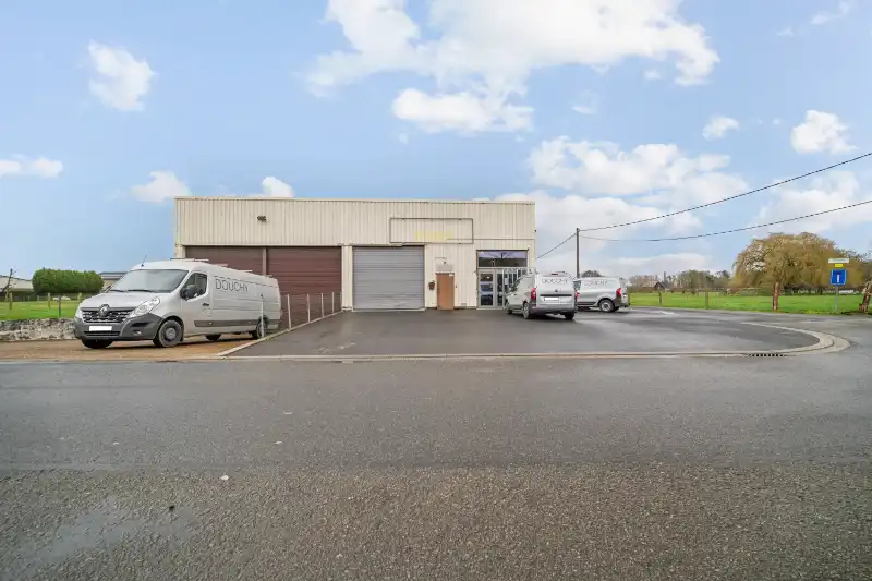 Oostnieuwkerke. Bedrijfsgebouw van 965m2 met overkapping, recente kantoren, parking en koer... Gelegen in een ambachtelijke zone op een perceel van +/- 3465m2. foto 2