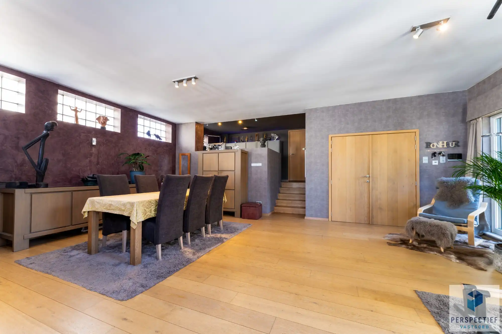Ruime, instapklare woning met 4 slaapkamers, garage en magazijn op 970 m² foto 12