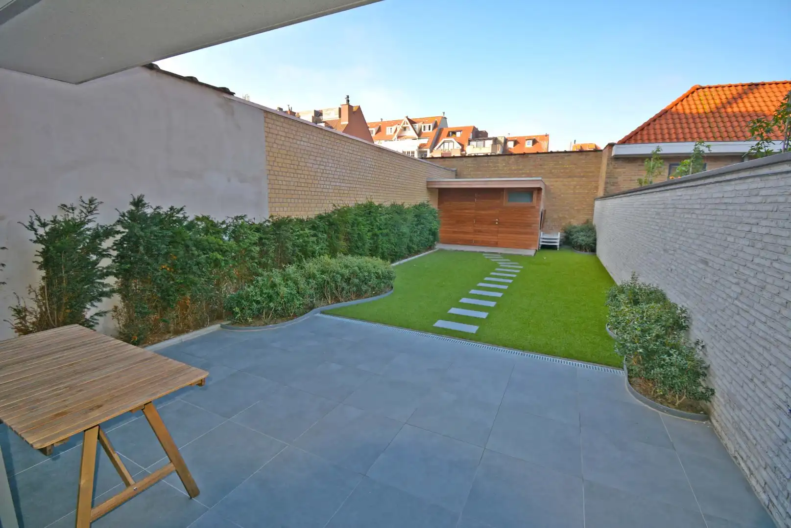 Charmant recent gelijkvloers appartement met tuin, centraal gelegen op wandelafstand van de zee. foto 2