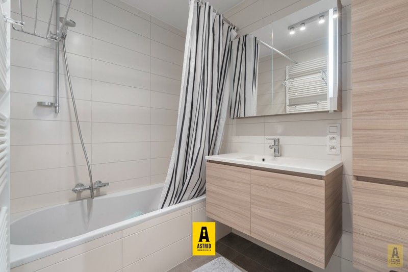 Instapklaar appartement met ruim terrassen en private garage! foto 16