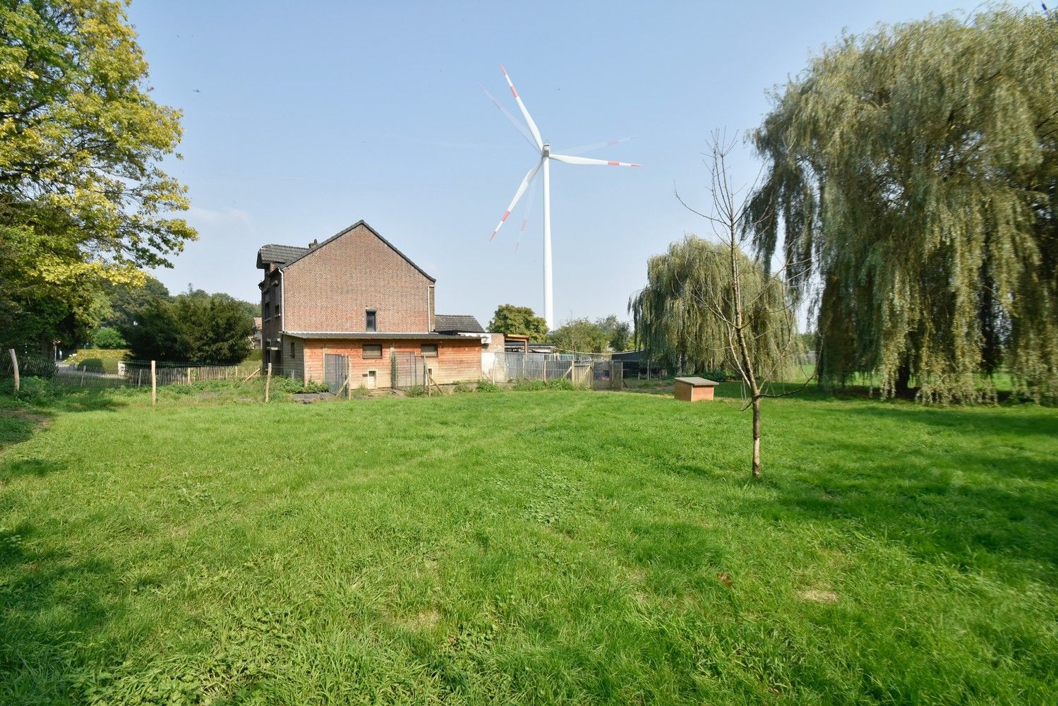 Grotendeels gemoderniseerde woning op een riant perceel gelegen aan de Zuid-Willemsvaart te Maasmechelen foto 9