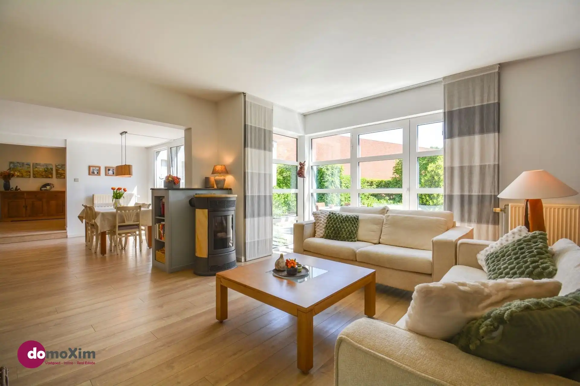 Charmante halfopen bebouwing met prachtige tuin en topligging aan de vaart foto 3