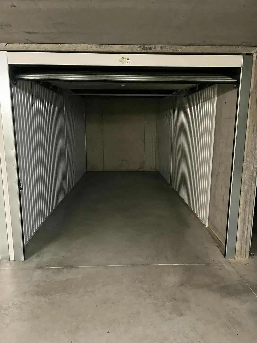 Garagebox te koop in hartje Brugge foto 3