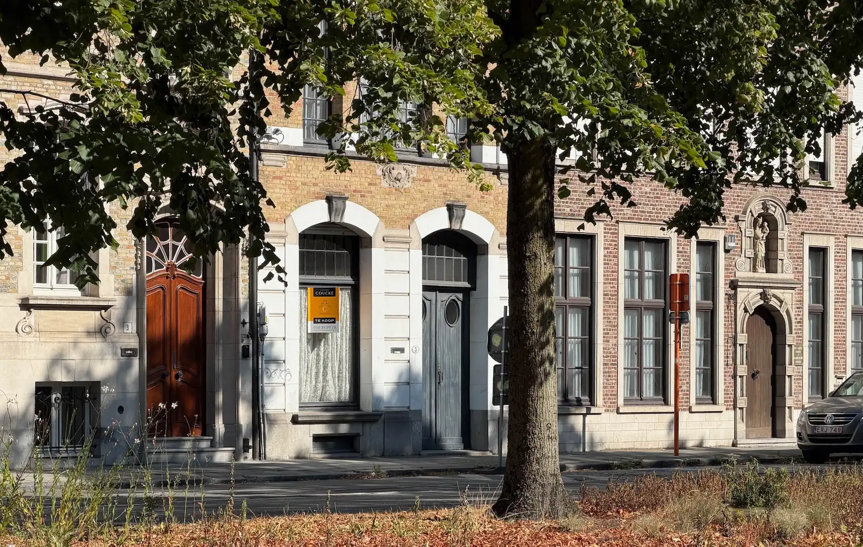 architecturale parel met zonnige stadstuin nabij de Ezelpoort foto 2