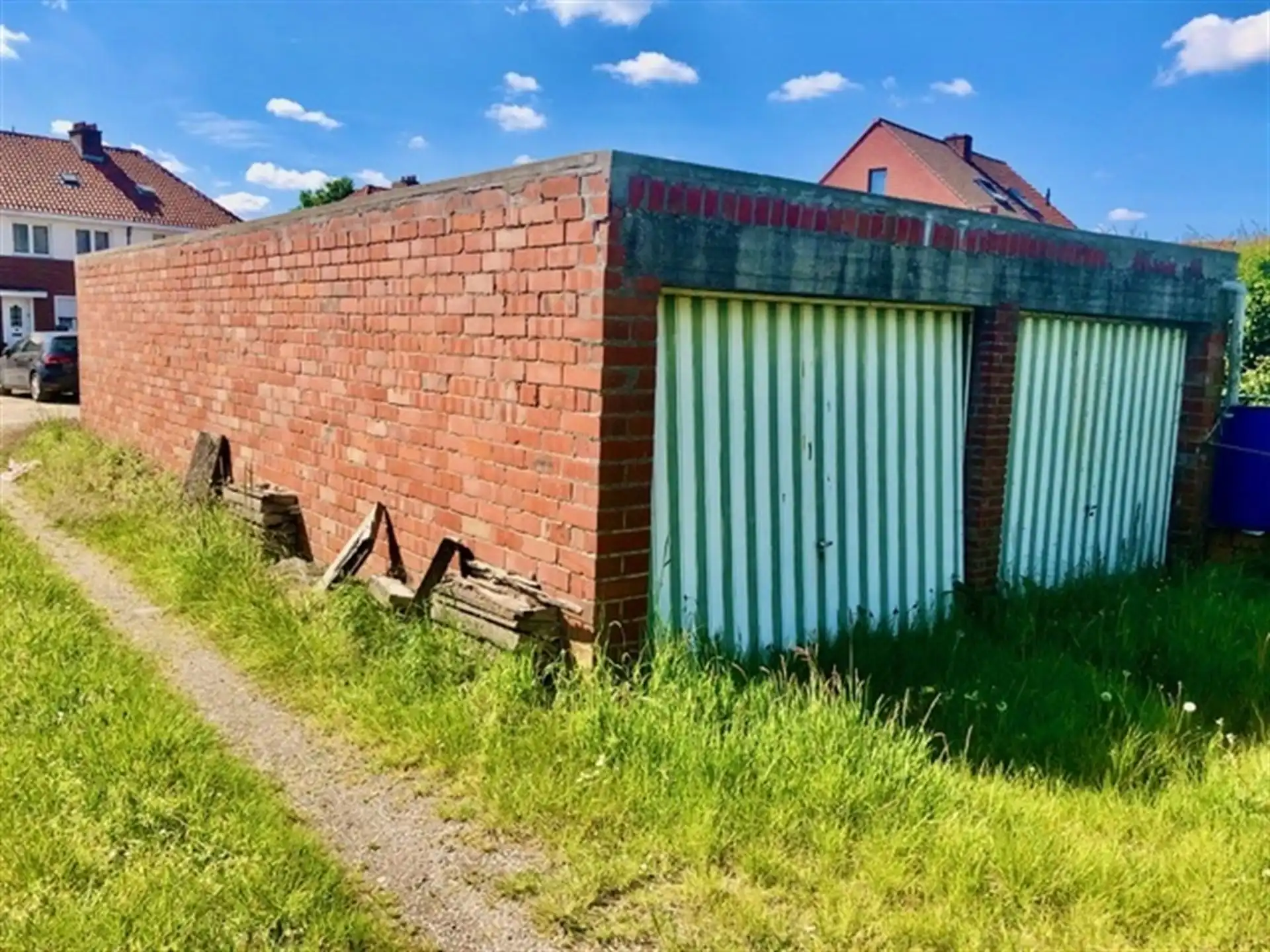 Bouwgrond met 11 garages foto 5