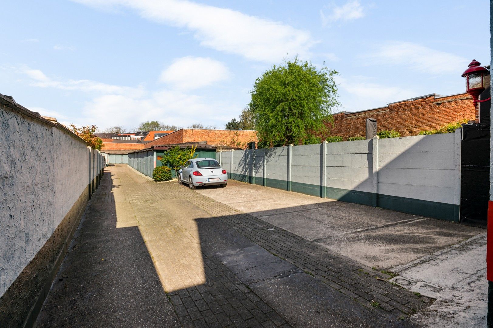 Te renoveren eengezinswoning met 17 garageboxen in Merksem foto 14