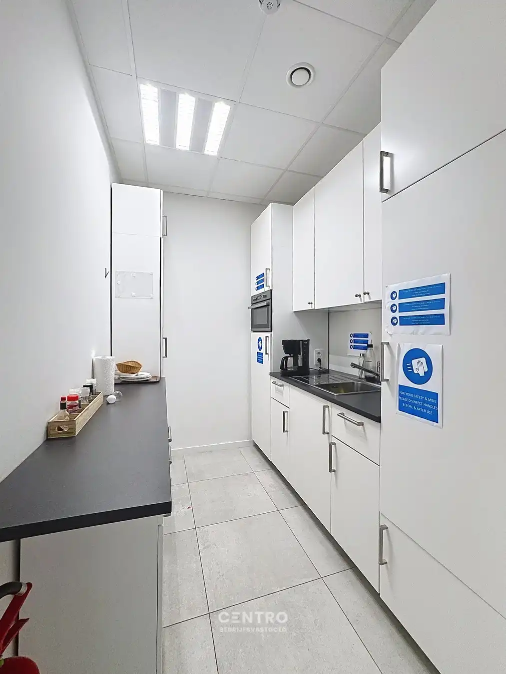 VERNIEUWDE en INSTAPKLARE KANTOORRUIMTEN (259m² en 337m²) op een UITSTEKENDE LOCATIE langs de AUTOSNELWEG te Loppem (Brugge-Zedelgem)! foto 7