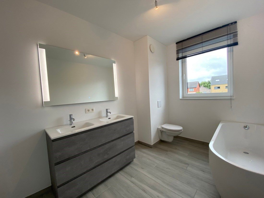 Moderne nieuwbouwwoning  net buiten het centrum van Zolder foto 14