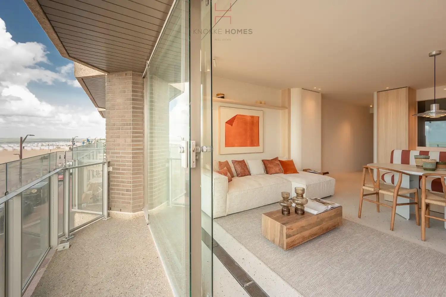 Luxueus gerenoveerd 2-slaapkamerappartement met frontaal zeezicht in Het Zoute foto {{pictureIndex}}