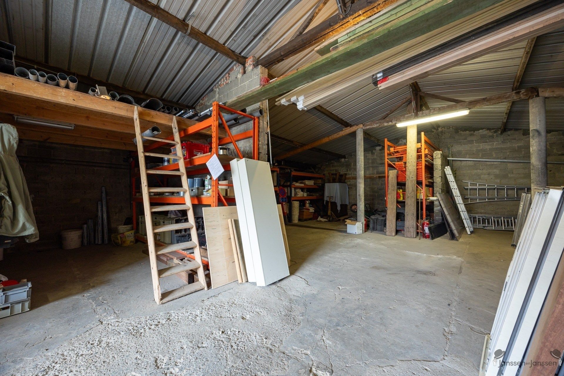 gerenoveerde woning met ruim magazijn  foto 22