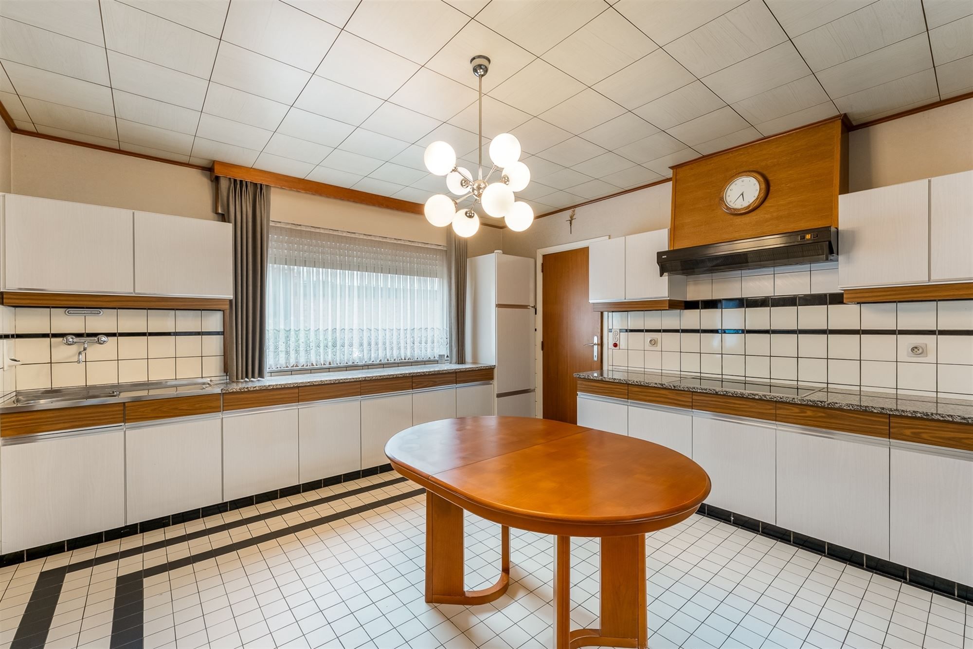 ZEER RUIME WONING (338M²) MET 5 SLAAPKAMERS OP EEN PERCEEL VAN 10ARE GELEGEN IN HET CENTRUM VAN OOSTHAM foto 14