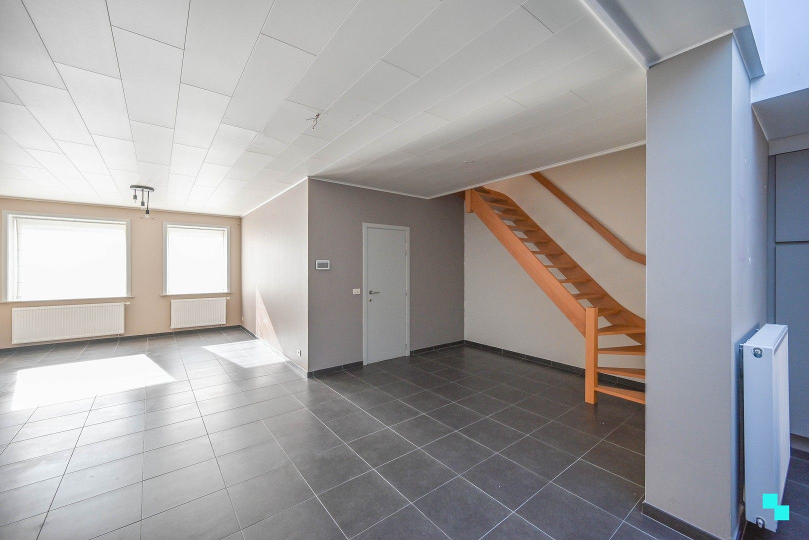 Goed onderhouden woning in het centrum van Oostrozebeke! foto 3