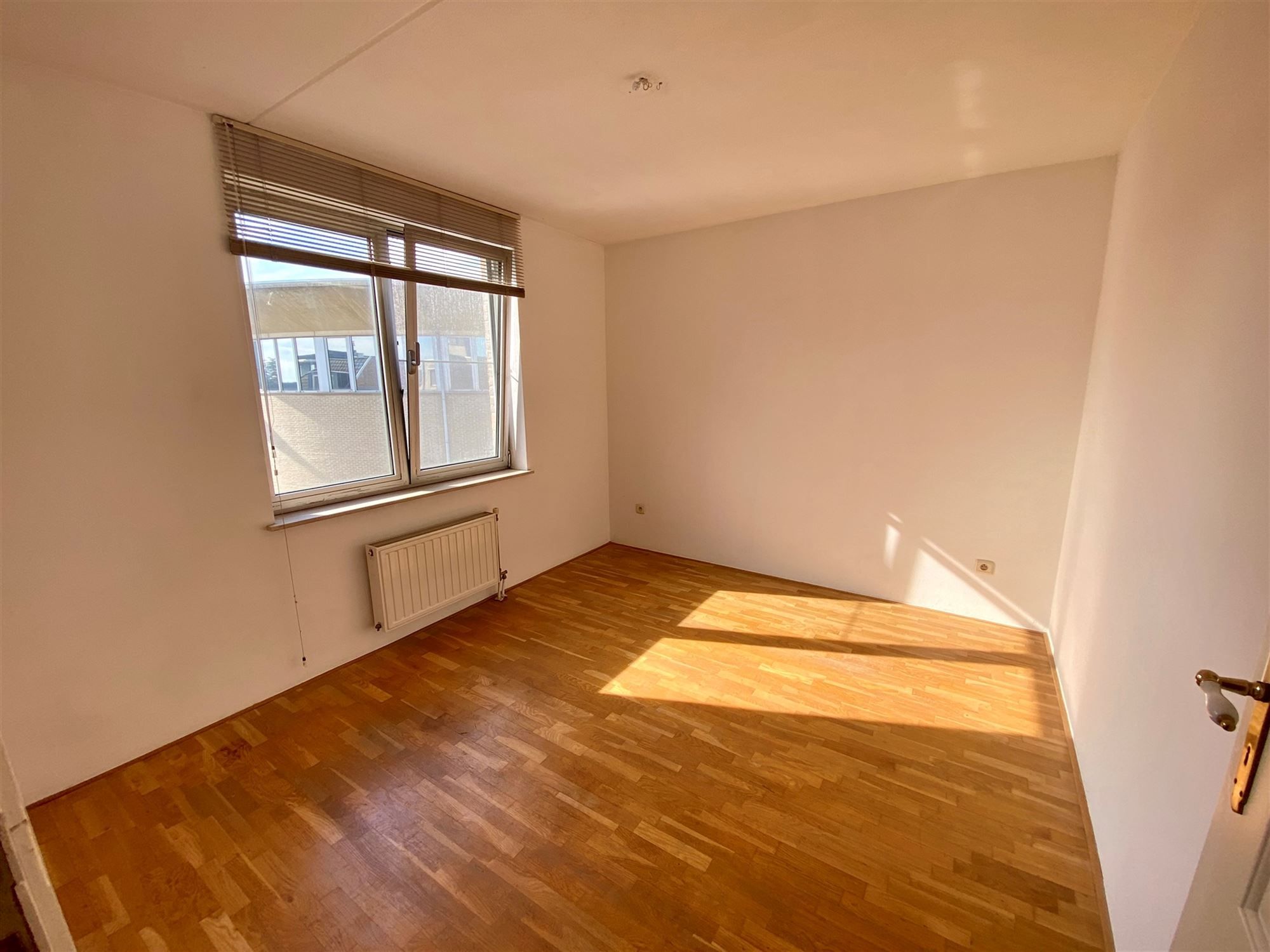 RUIM 2 SLAAPKAMER APPARTEMENT VAN 119M² MET KELDERBERGING EN AUTOSTAANPLAATS foto 5